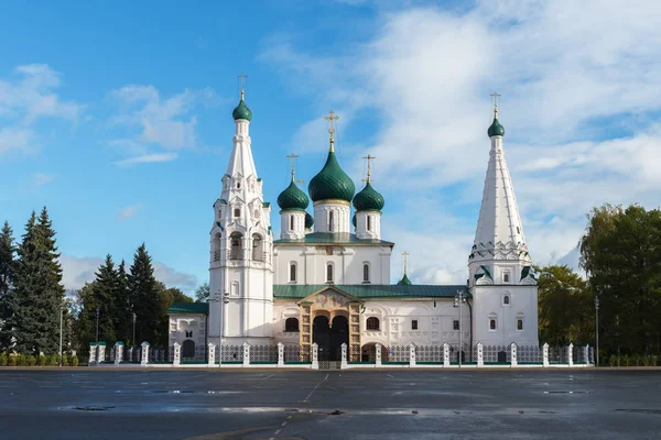 Iglesia blanca de Elías el Profeta en el centro de la ciudad de Yaroslavl, Rusia — Foto de Stock