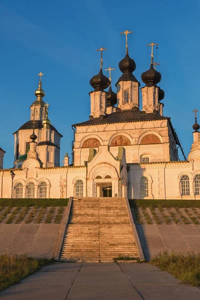 Veliky Ustyug, Vologda regio / Rusland - 27 September 2017: weergave van de Russische orthodoxe kathedraal van de bank van de rivier bij zonsondergang — Stockfoto