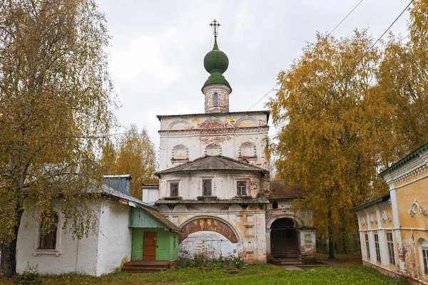 View of the Gate Church of Vladimir in the Michael-Archangel Monastery in Veliky Ustyug, Russia — стоковое фото