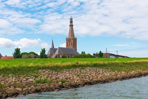 Weergave van de Nederlandse stad van Medemblik vanaf het Ijsselmeer in de zomer — Stockfoto