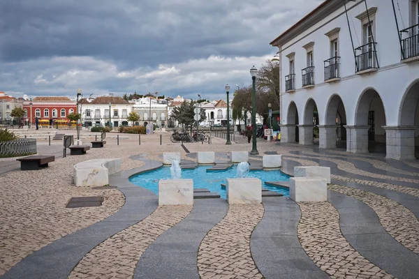 Тавіра, Альгарве / Португалія - 14 лютого 2018: синій фонтан у центрі міста — стокове фото