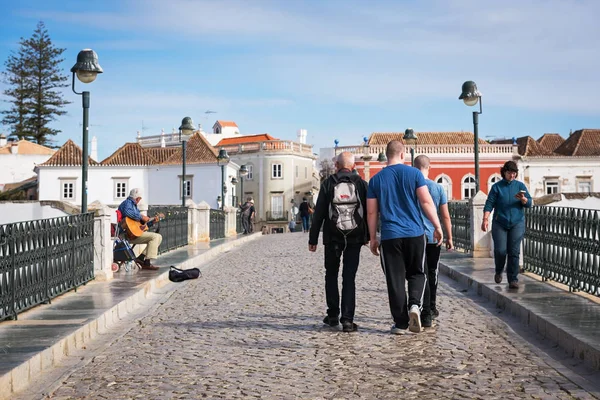 TAVIRA, ALGARVA / PORTUGAL - 19 DE FEBRERO DE 2018: Personas en el histórico puente romano en el centro de la ciudad — Foto de Stock