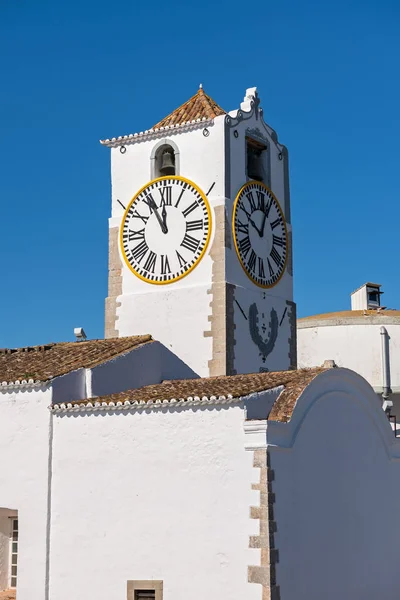 Torre del reloj de la Iglesia de Santa María en Tavira, Algarve, Portugal — Foto de Stock