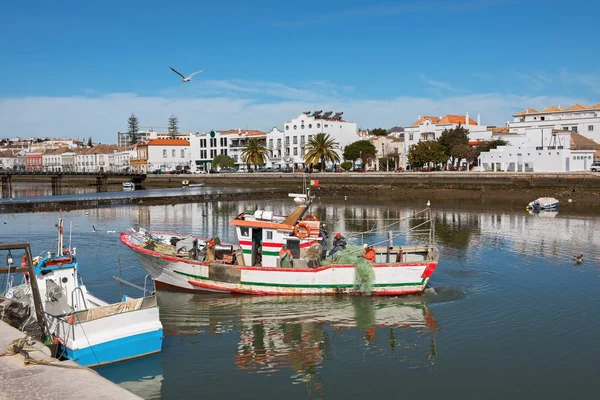 Łódź rybacka nad rzeką Gilao w Tavira, w słoneczny dzień, Portugalia — Zdjęcie stockowe