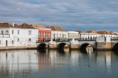 Tarihi binaları ve ünlü Roma Tavira, Portekiz eski merkezinde köprü