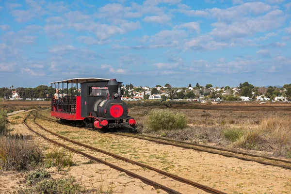 PEDRAS D 'EL REI, ALGARVE / PORTUGAL - 18 DE FEBRERO DE 2018: Un pequeño tren histórico que recorre la isla de Ilha de Tavira —  Fotos de Stock