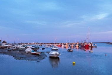 Gün batımında, Portekiz liman Santa Luzia Köyü'nde tekneler