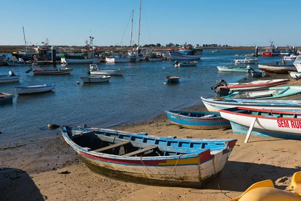 SANTA LUZIA, TAVIRA / PORTUGAL - FEBRUARY 22, 2018: Pagi hari di pelabuhan desa nelayan Portugis — Stok Foto