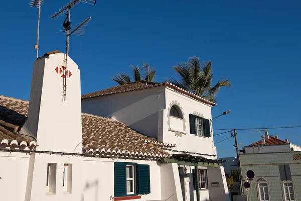 Fachadas de casas en el centro del pueblo pesquero de Santa Luzia, Portugal — Foto de Stock