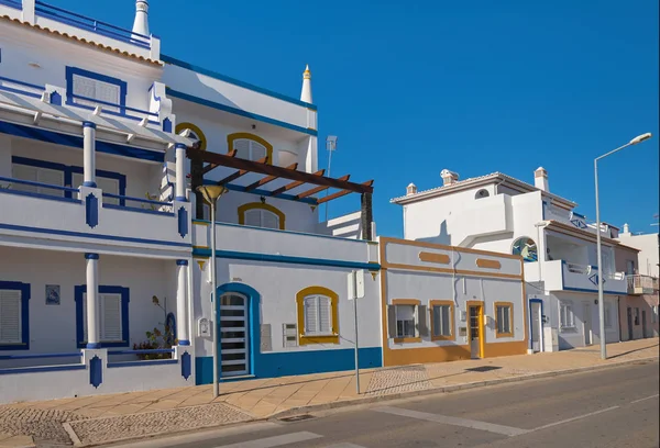 Σπίτια στη θάλασσα, στο ψαροχώρι της Santa Lucia de Tavira, Πορτογαλία — Φωτογραφία Αρχείου
