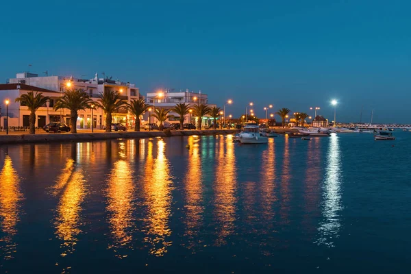 Pueblo pesquero de Santa Lucía de Tavira por la noche, Portugal — Foto de Stock