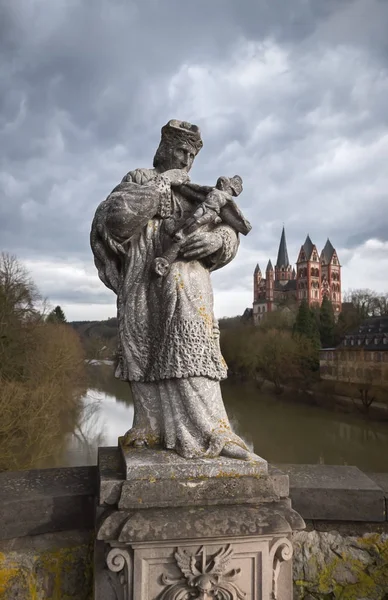 Staty av St.John av Nepomuk på den gamla Lahn bron i Limburg an der Lahn, Hessen, Tyskland — Stockfoto