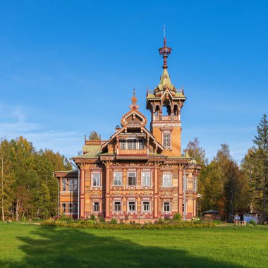 Astashovo, Kostroma Bölgesi / Rusya - 8 Eylül 2019: Güzel restore edilmiş ahşap bina - Orman Terem veya Orman Kulesi.