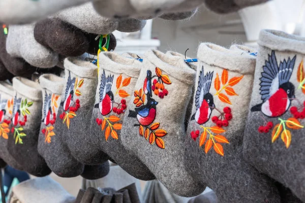 Grande escolha de botas de feltro elegantes no mercado festivo — Fotografia de Stock