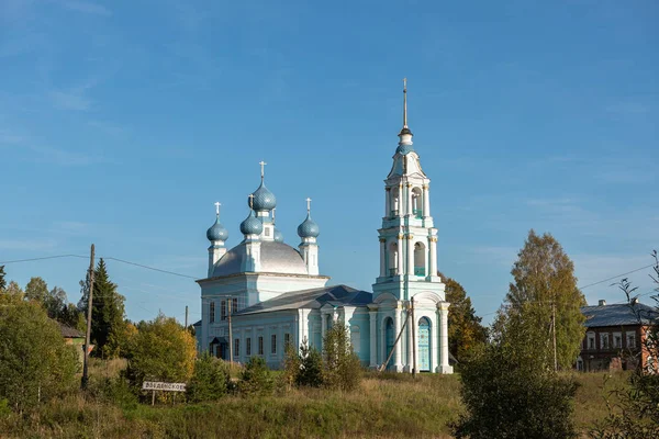 Vvedenskoe, Kostroma Region / Ryssland - 8 september 2019: Höstlandskap med Jungfru Mariakyrkan på en kulle — Stockfoto