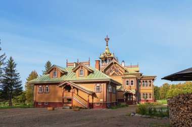 Astashovo, Kostroma Bölgesi / Rusya - 9 Eylül 2019: Güzel ahşap evin arka manzarası  