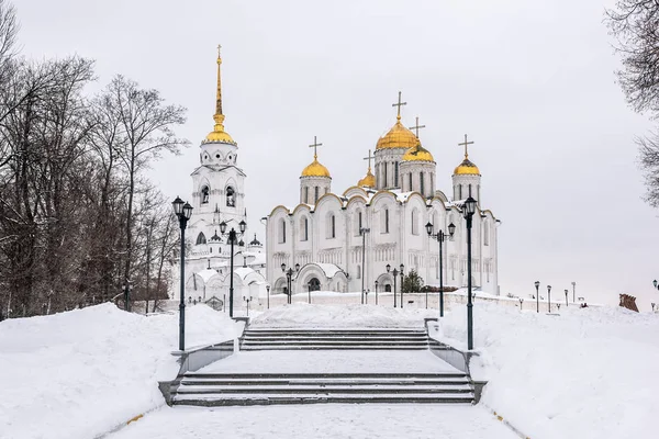 Široké schodiště vedoucí ke katedrále Nanebevzetí Panny Marie v ruském Vladimíru — Stock fotografie