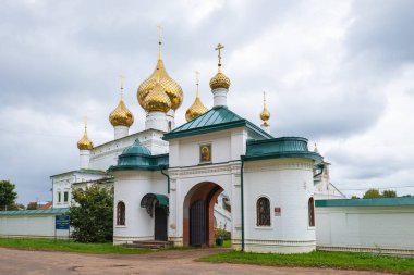 Uglich, Rusya 'daki Diriliş Manastırı' nın büyük taş giriş kapısı.