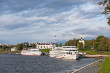 Uglich, Yaroslavl Bölgesi / Rusya - 17 Eylül 2019: Şehrin limanında büyük nehir gezisi gemileri