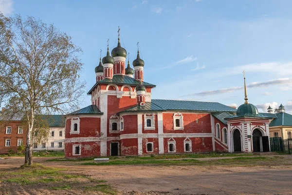 UGLICH, YAROSLAVL REGION / RUSSIA - СЕНТЯБРЬ 17, 2019: Старый Богоявленский собор (ныне Смоленская церковь) сфотографирован осенним вечером — стоковое фото