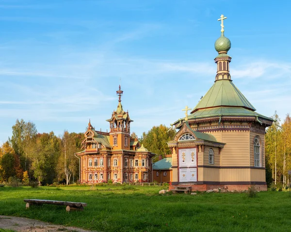 Astashovo, Kostroma Region / Ryssland - 9 september 2019: Scenisk utsikt över det restaurerade gamla trähuset och kapellet Abraham Gorodetsky på hösten — Stockfoto