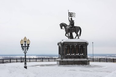Vladimir şehrinin kurucusu Prens Vladimir Krasno Solnyshko 'nun kışın yaptığı anıt.