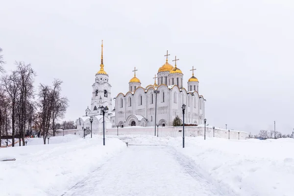 Szenisches Bild der Wladimir-Mariä-Himmelfahrt-Kathedrale im Winter, Russland — Stockfoto