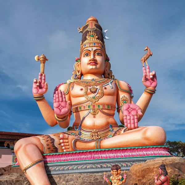 Obrovská barevná socha boha Šivy před hinduistickým chrámem, Srí Lanka — Stock fotografie