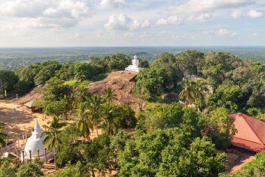 Anuradhapura, Kuzey Eyaleti / Sri Lanka - 14 Kasım 2019: Aradhana Gala uçurumundan çevre manzarası 