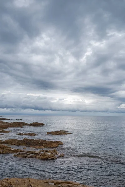 Moln över Medelhavet utanför Korsikas nordkust under hösten, Frankrike — Stockfoto