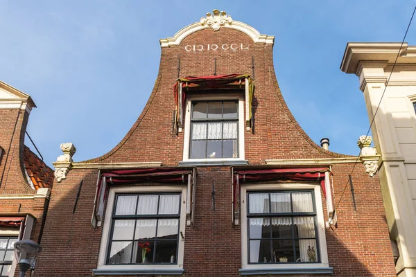 Parte superior de uma casa de cidade holandesa tradicional — Fotografia de Stock