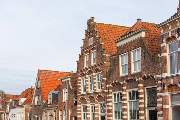 La partie supérieure des maisons traditionnelles néerlandaises dans le centre historique de la ville — Photo