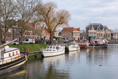 Enkhuizen, Kuzey Hollanda / Hollanda - 30 Ocak 2020: Şehir merkezi ve Eski Liman manzarası