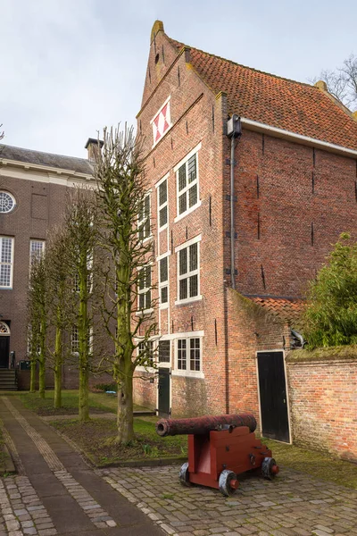 ENKHUIZEN, HOLANDA DEL NORTE / PAÍSES BAJOS - 30 DE ENERO DE 2020: Edificio histórico de prisiones en el centro de la ciudad — Foto de Stock