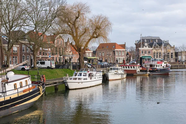 ENKHUIZEN, NORTH HOLLAND / PAÍSES BAIXOS - JANEIRO 30.2020: Vista panorâmica do centro da cidade e do Porto Velho — Fotografia de Stock