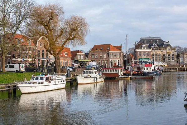 ENKHUIZEN, NORTH HOLLAND / THE NETHERLANDS - 30,2020: Beautiful view of the city center and the Old Harbor — стоковое фото