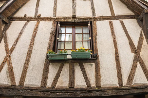 Fassade eines historischen Fachwerkhauses mit Fenster — Stockfoto