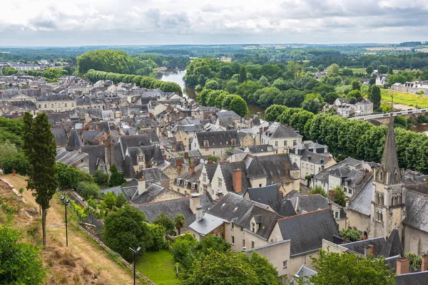 Chinon, Indre-Et-Loire / Francie - 18. června 2018: Scénický pohled na historické město Chinon ze zámku v létě — Stock fotografie