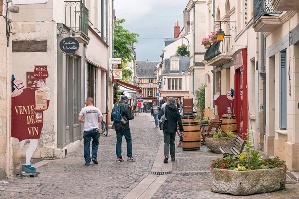 CHINON, INDRE-ET-LOIRE / FRANCIA - 18 DE JUNIO DE 2018: Una de las calles centrales de la histórica ciudad — Foto de Stock