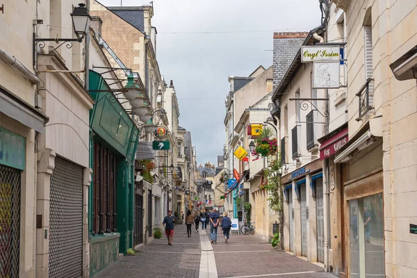 CHINON, INDRE-ET-LOIRE / FRANCIA - 18 DE JUNIO DE 2018: Calle en el casco antiguo de la ciudad — Foto de Stock