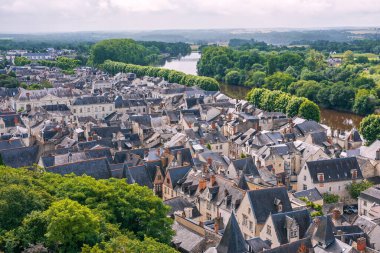 Chinon, Indre-et-Loire / Fransa - 18 Haziran 2018: Yazın Şatodan Chinon kasabasının manzarası