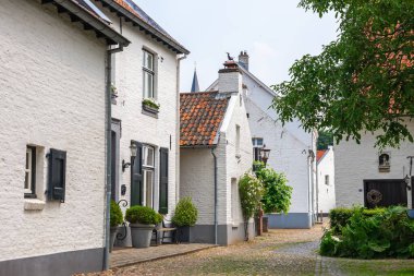 THORN, LIMBURG / The NETHERLANDS - 7 Haziran 2018: Güneşli bir günde güzel küçük bir 