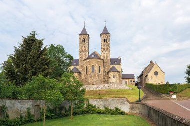 Hollanda, Limburg 'daki Sint Odilinberg köyündeki Romanesk Bazilika manzarası