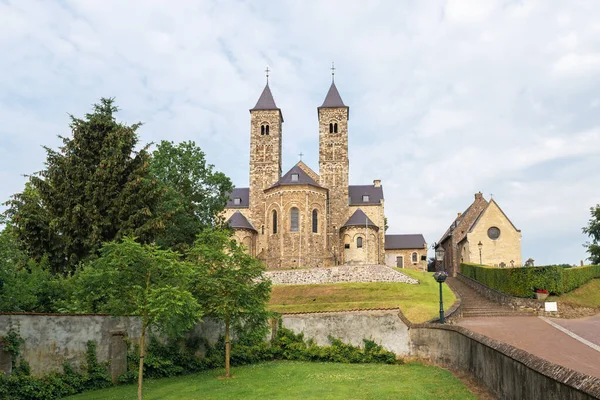 荷兰林堡Sint Odilinberg村罗马式大教堂景观 图库图片