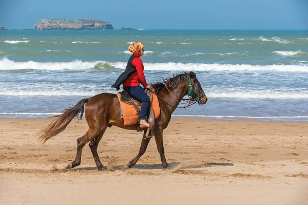 Essaouira Morocco March 2014 Young Woman Rides Horse Ocean — Stock Photo, Image