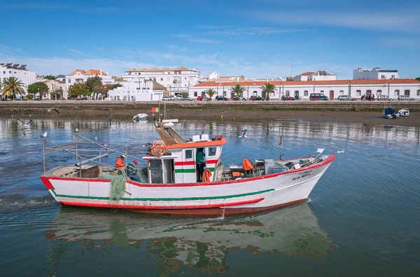 Tavira Algarve Portugália 2018 Február Hagyományos Halászhajó Hagyja Kikötőt Folyónál — Stock Fotó
