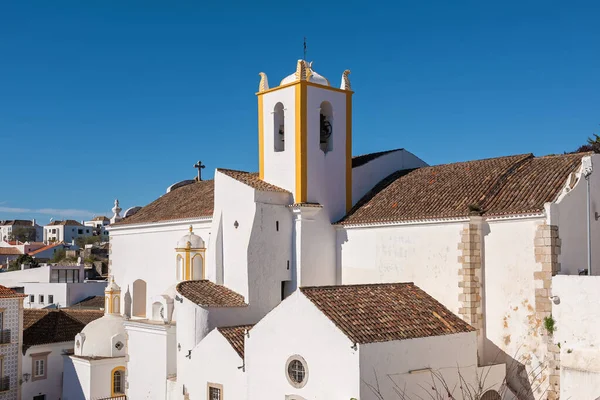 포르투갈 알가르베의 타비라에 산티아고 성당의 꼭대기 — 스톡 사진