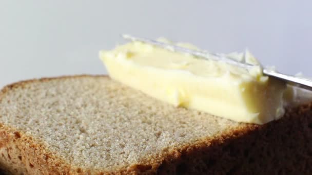 Sándwich de mantequilla, mantequilla sobre pan — Vídeos de Stock
