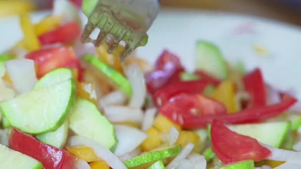 Салат из свежих овощей, замедленная съемка — стоковое видео