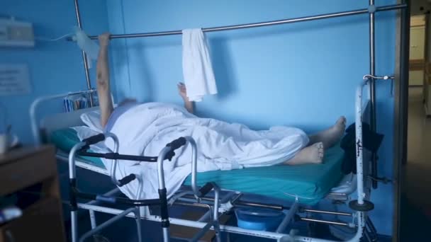 Starzec na łóżku szpitalnym — Wideo stockowe